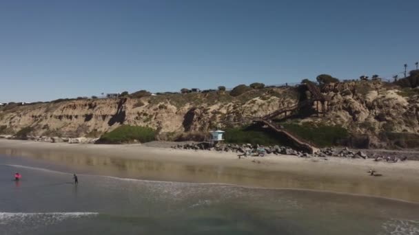 Vacker Antenn Drönare Skott Flyger Över Stranden Mot Livräddare Torn — Stockvideo