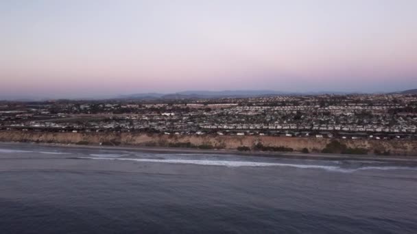 Beautiful Aerial Drone Shot Flying Coast View Town Horizon Mountains — Video