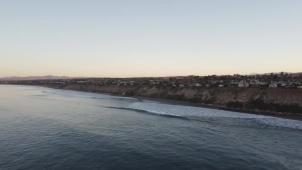Piękny Strzał Powietrza Lecący Wzdłuż Wybrzeża Podczas Złotej Godziny Carlsbad — Wideo stockowe