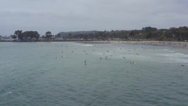一个美丽的无人驾驶飞机射击 跟踪和流通冲浪者等待海浪靠近海滩 Dana Point Orange县 加利福尼亚州 — 图库视频影像