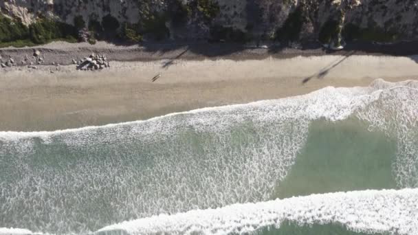 Ohromující Ptačí Oko Statické Letecké Bezpilotní Snímek Lidí Procházející Pláži — Stock video