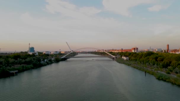 Αεροφωτογραφία Του Ποταμού Guadalquivir Στη Σεβίλλη Γέφυρες Barqueta Και Alamillo — Αρχείο Βίντεο