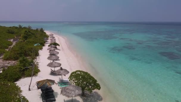 Vista Playa Laguna Azul Con Sombrillas Tumbonas Isla Las Maldivas — Vídeo de stock