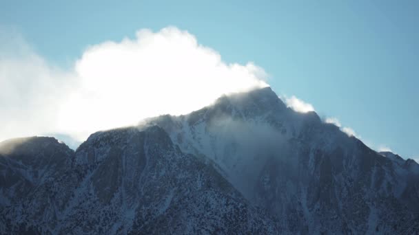 Wind Blowing Snowy Mountain Peak Eastern Sierra Nevada California — Vídeos de Stock