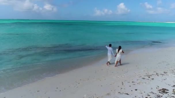 Casal Caminhando Roupas Brancas Descalço Praia Areia Branca Caribenha Los — Vídeo de Stock