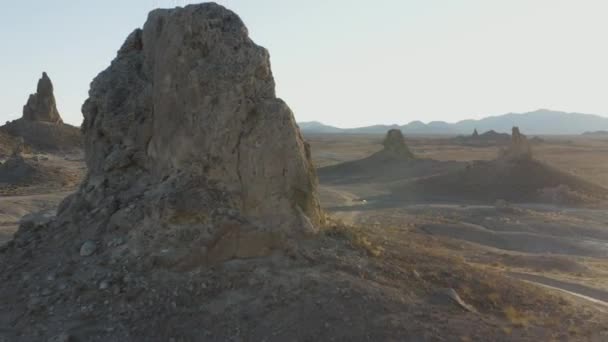 Omgekeerd Het Vestigen Van Luchtfoto Van Brede Toppen Een Zonnige — Stockvideo