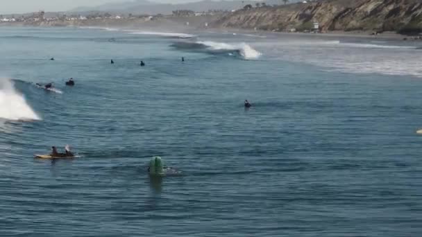 Una Hermosa Toma Aérea Drones Surfistas Surfeando Una Ola Cerca — Vídeos de Stock