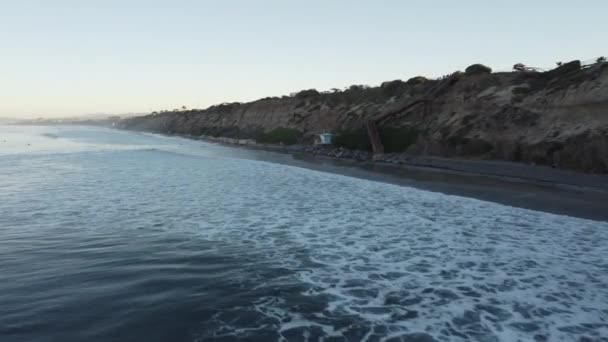 加州卡尔斯巴德州海滩 一架美丽的无人驾驶飞机在黄金时段沿着海岸飞行 — 图库视频影像