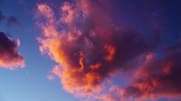 天空中五彩斑斓的云彩像棉花糖 在云彩形成的过程中形成抽象的形状 在蓝色落日的天空中消散 时间的流逝 — 图库视频影像