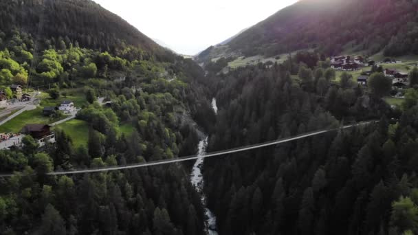 Vzdušný Přelet Nad Visutým Mostem Goms Vysoko Nad Údolím Řeky — Stock video