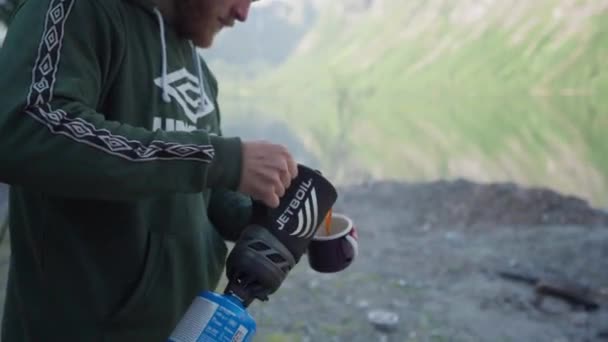 Camper Versando Caffè Caldo Una Tazza Stufa Portatile Con Tanica — Video Stock