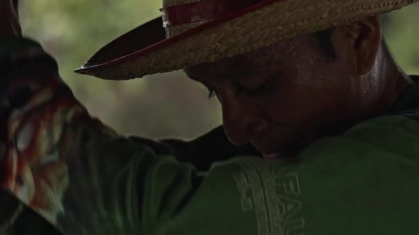 Bonde Amazonas Regnskog Pund Pistil Murbruk För Att Bearbeta Guarana — Stockvideo