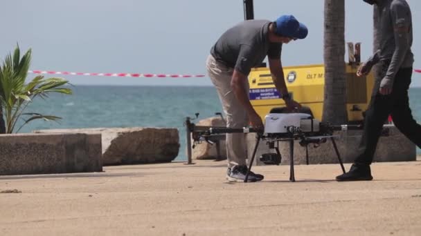 Thailändische Männer Die Eine Mehrrotor Drohne Einem Isolierten Gebiet Strand — Stockvideo