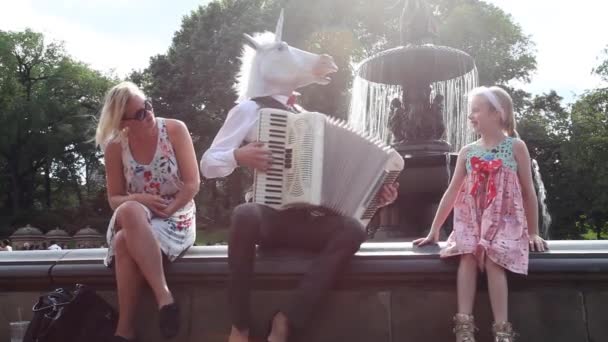 Artiste Jouant Accordéon Fontaine Bethesda Central Park — Video