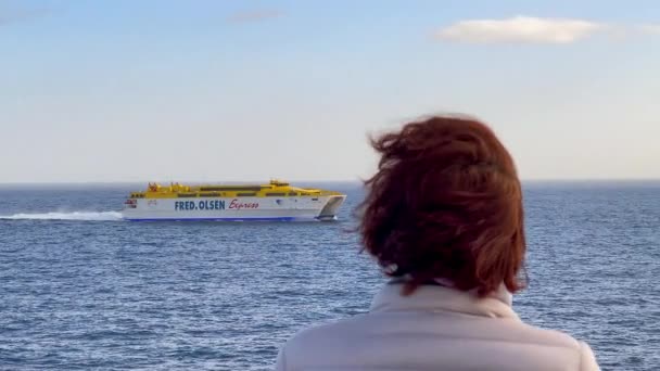一个女人看着 弗雷德奥尔森快车 渡船的后视镜 — 图库视频影像