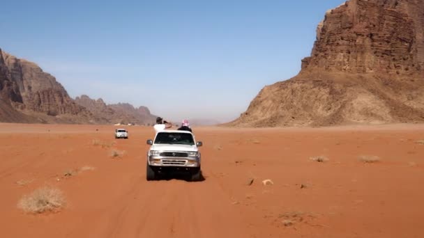 Wadi Rum Słynny Cel Podróży Bliskim Wschodzie Turysta Jazdy Wokół — Wideo stockowe