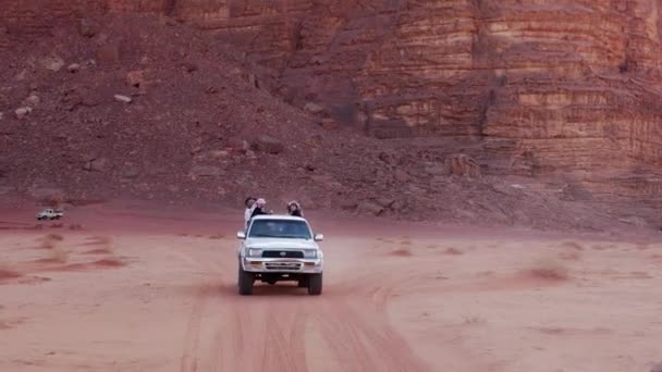 砂漠のオフロードガイドツアー ベドウィンによる有名な旅行アトラクションを訪れる観光客のグループ — ストック動画