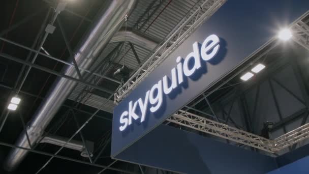 クローズアップモーションショット スイスの会社のロゴ Skyguide航空ナビゲーション管理 人がいません — ストック動画