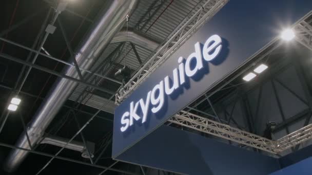 Close Motion Shot Logotipo Empresa Suíça Skyguide Gestão Navegação Aérea — Vídeo de Stock