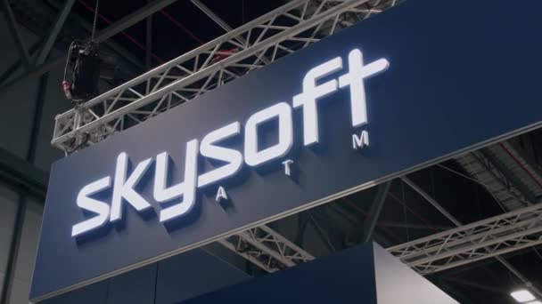 Cerca Alta Definición Disparó Skysoft Logotipo Atm Conferencia Industria Fondo — Vídeos de Stock