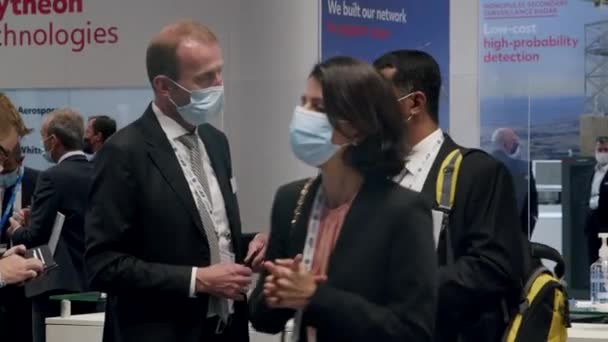 Geïnteresseerde Klant Die Vragen Stelt Bij Kiosk Drukke Conferentie Maskers — Stockvideo