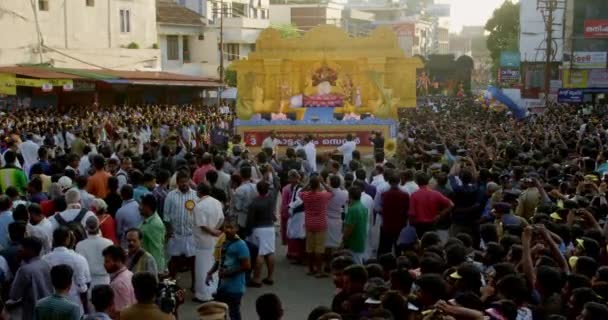 Lange Aufnahme Eines Religiösen Tableaus Hinduistischer Gottheiten Einer Großen Prozession — Stockvideo