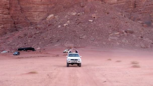 Todoterreno Jeep Visita Guiada Descubrimiento Antigua Ruina Desierto Jordania — Vídeo de stock