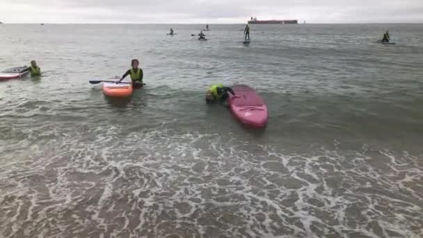 英国康沃尔郡法尔茅斯的Gyllyngvase海滩 人们登上了登陆艇 — 图库视频影像