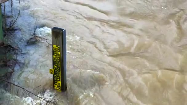 Medidor Nível Água Que Está Rio Você Pode Ler Nível — Vídeo de Stock