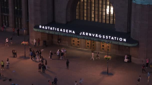 Eingang Zum Bahnhof Von Helsinki Der Sommernacht Menschen Gehen Und — Stockvideo