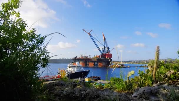 一艘深海建筑船Balder平台停泊在加勒比海库拉索岛充满活力的热带海湾Caracasbaai 推铅球 — 图库视频影像