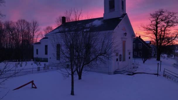 Espetacular Tiro Aéreo Ascendente Acima Antiga Igreja Sueca Monson Sunrise — Vídeo de Stock