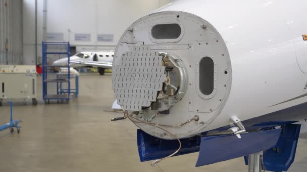 飛行機の鼻 メンテナンス格納庫の露出気象レーダー皿 — ストック動画