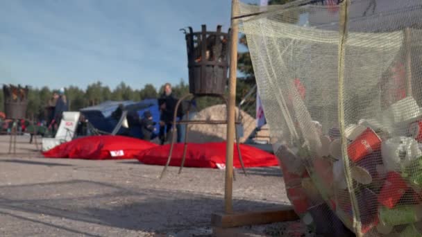 Verfrissing Stop Bij Tjejvasan Ski Race Vuilnisbak Met Papieren Bekers — Stockvideo