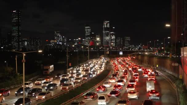 韩国首尔的交通堵塞 晚上在主要公路上 Gangbyeonbuk — 图库视频影像