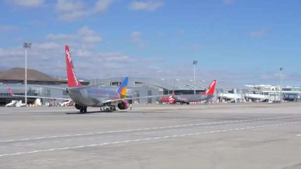 Jet2 Airline Boeing 737 Αεροπλάνο Αντιστρέφεται Βοήθεια Ενός Ρυμουλκού Pushback — Αρχείο Βίντεο