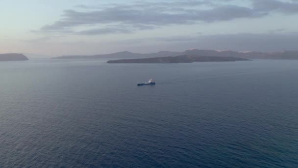 Luchtfoto Panoramisch Schot Van Vrachtschip Santorini Griekenland Tijdens Schemering — Stockvideo