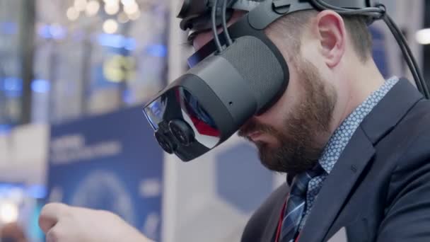 Pov Geconfronteerd Met Jonge Professionele Testen Virtual Reality Bril Naar — Stockvideo