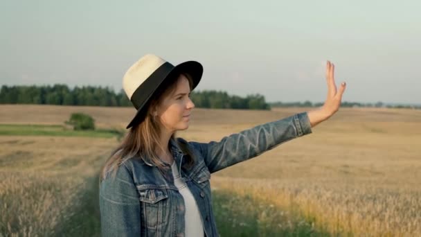 Dívka Někoho Pozdravuje Tím Mává Rukou Vzduchu Žena Oblečená Džínové — Stock video