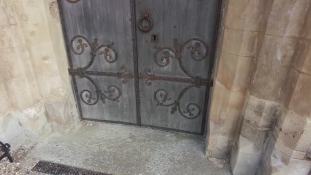 Drzwi Kościoła Litego Drewna Pod Kamiennym Łukowatym Wejściem Pochylone Zamknięte — Wideo stockowe