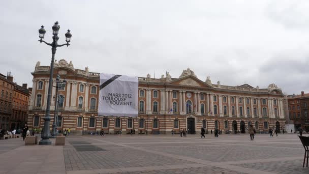 Tiro Estático Pancarta Desplegado Fachada Del Capitolio Toulouse Recuerda — Vídeos de Stock