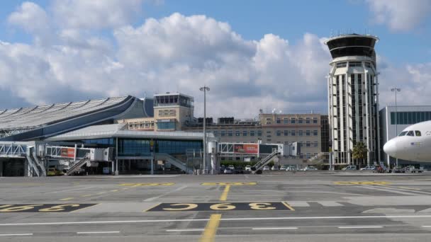 北欧航空SasエアバスA320ゲートへのタクシー ニース空港 — ストック動画