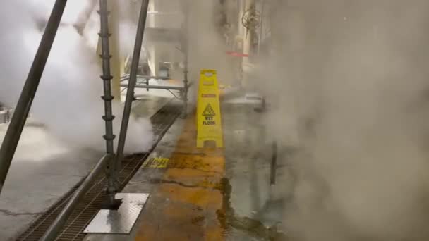 Environnement Industriel Dangereux Avec Soufflage Vapeur Blanche Chaude Sols Humides — Video