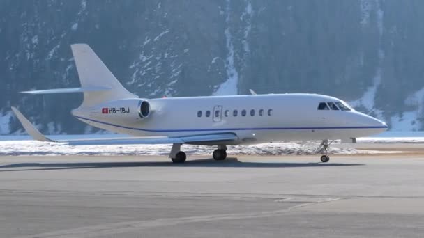 Bílá Falcon Letadlo Pohybující Pojezdové Dráze Během Dne Samedan Švýcarsko — Stock video