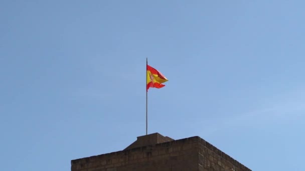 Långskott Spanska Flaggan Viftar Mot Blå Himmel Toppen Byggnaden — Stockvideo