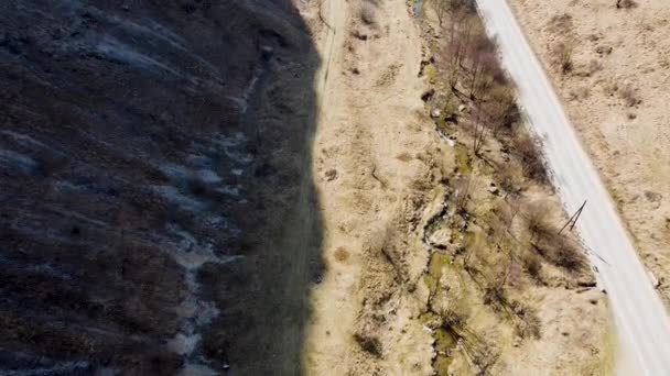 Dağ Gölgesinin Drone Görüntüleri Küçük Bir Nehir Yoldan Geçen Bir — Stok video