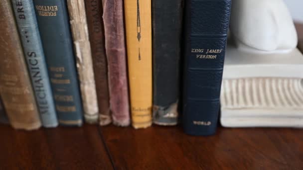 Vista Deslizante Libros Antiguos Sobre Una Mesa Antigua — Vídeo de stock