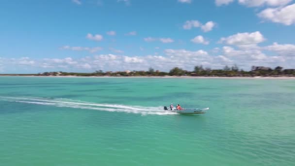 Drone Shot Volgen Van Een Boot Langs Het Frame Prachtige — Stockvideo