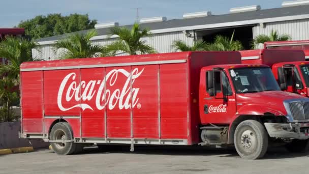 Zijaanzicht Van Geparkeerde Red Coca Cola Truck Bij Distributiecentrum Punta — Stockvideo