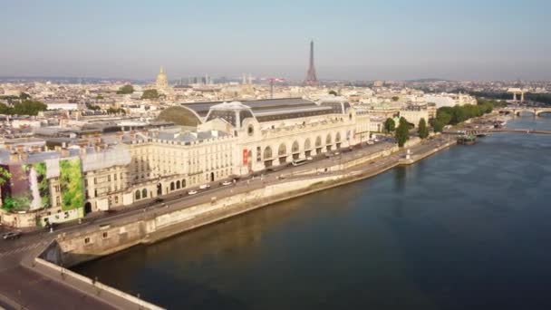 塞纳河畔皇家桥和奥尔西博物馆 背景为环游埃菲尔河 法国巴黎 空中落后 — 图库视频影像